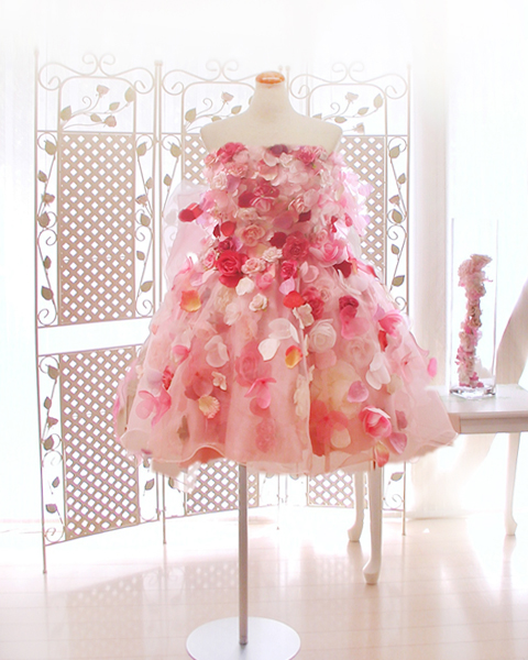 お花ドレスのピンクドレス。たくさんのお花とドレス飾りが可愛いミニドレス、