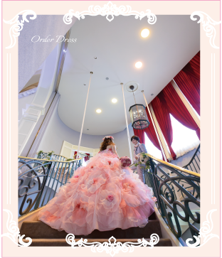 ピンクのフワフワお花ドレスをフルオーダードレスで作られた花嫁様